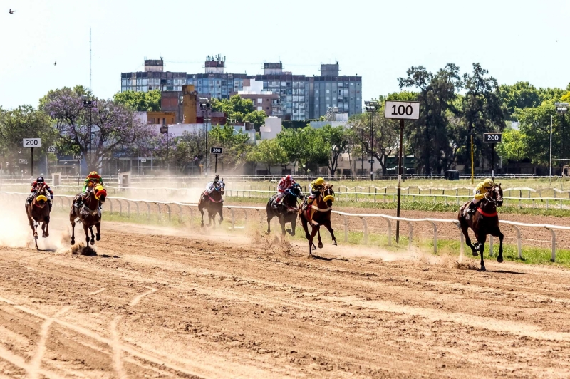 El Comisionado brilló en una tarde llena de emoción en el Hipódromo