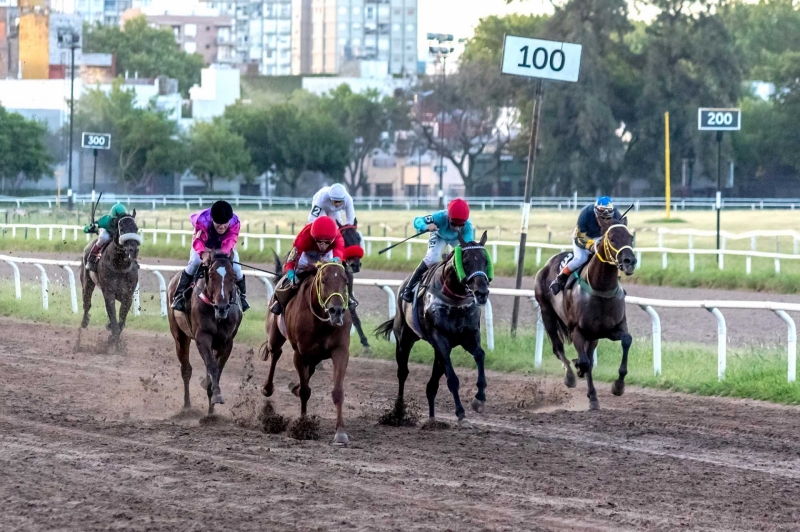 Vibrante tarde de carreras en el Hipódromo Independencia