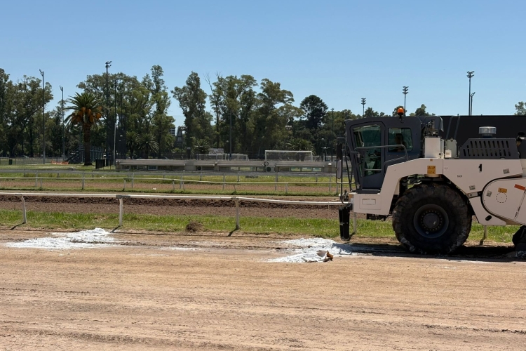 El Hip&oacute;dromo avanza con mejoras en la pista central de cara a la temporada 2026