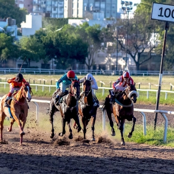 Vibrante tarde de carreras en el Hipódromo Independencia